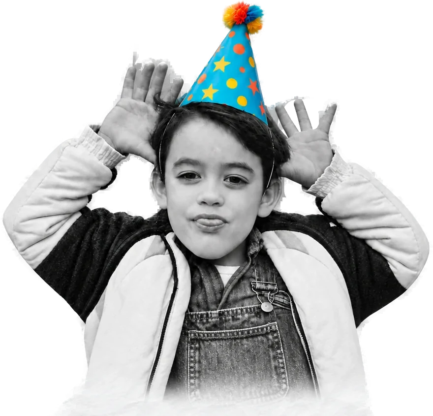 JP de chico con su gorrito de cumpleaños.